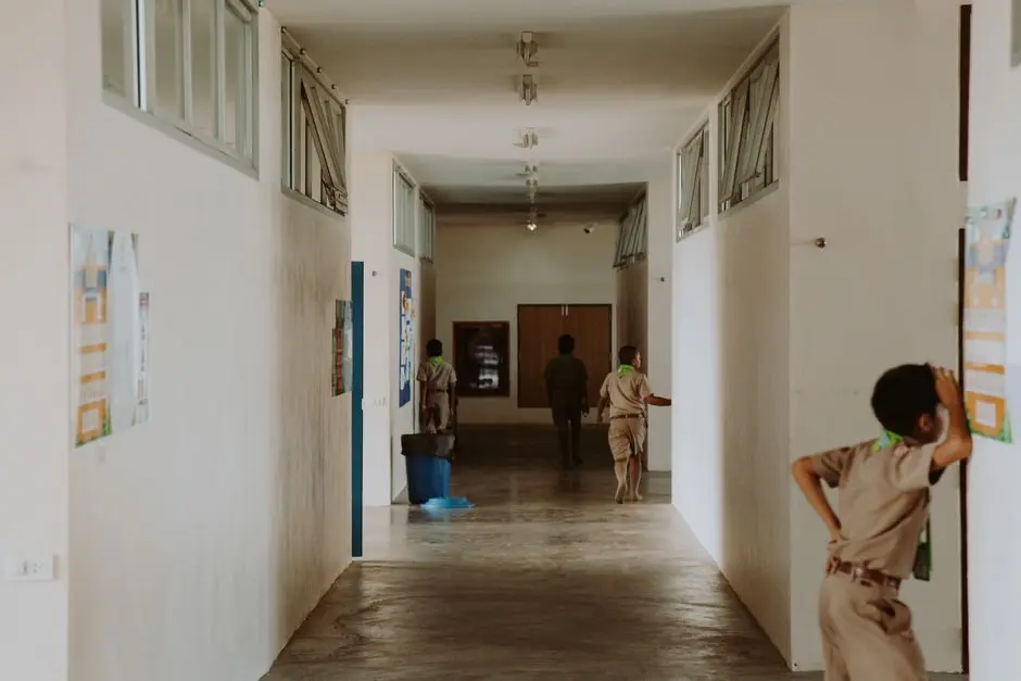 Gedung sekolah favorit dengan siswa mengikuti kegiatan belajar